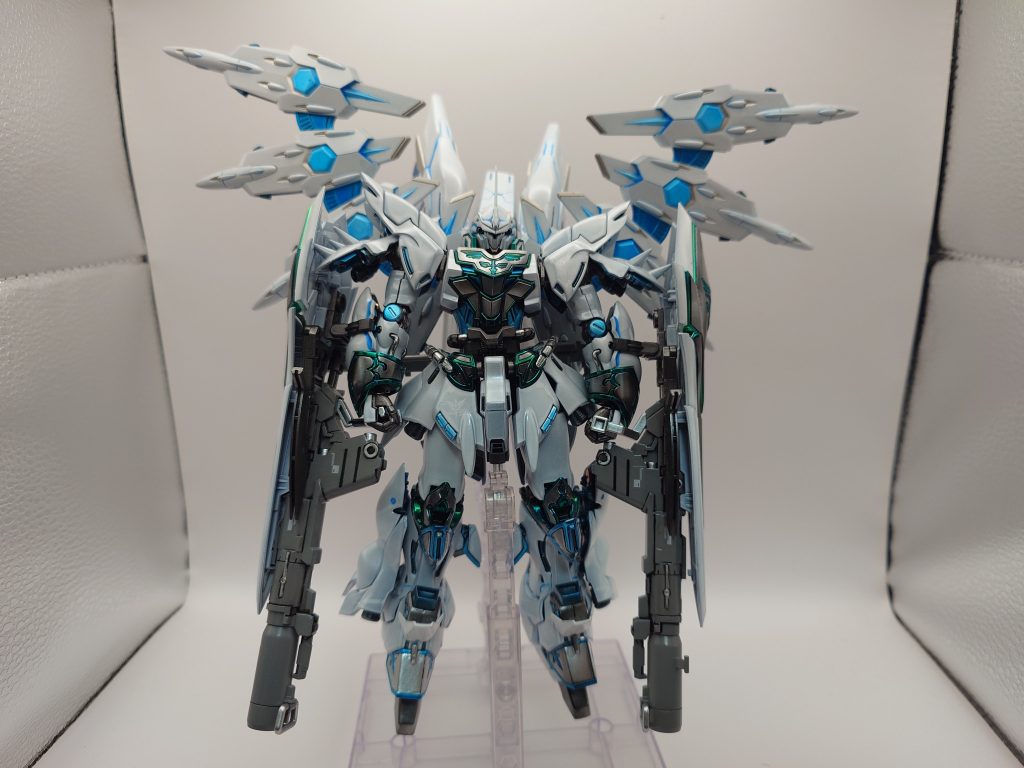 ファンネル射出前の全体像です。RGシナンジュとブラックナイトスコードカルラ＋αのミキシングです。安直なアイデアなので、参考に出来る作品があるかと思ったのですが、白色のシナンジュすらほとんどいなかったのは意外でしたね。