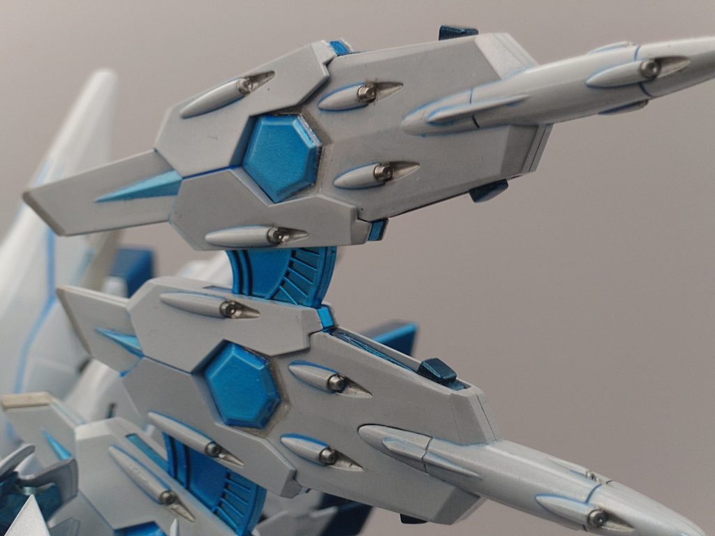 一番塗り分けが大変だったファンネル部分です。白色はチタニウムフィニッシュ風にしましたが、カメラだとよくわかりませんね。