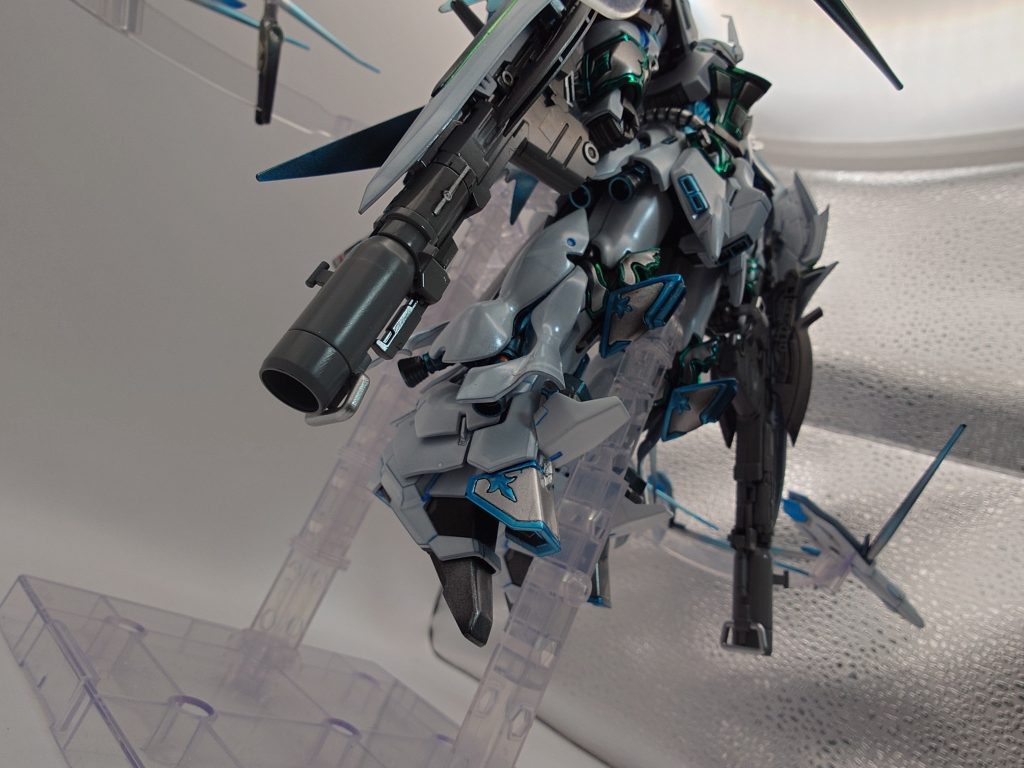 実は一番好きなモビルスーツがシナンジュでどこまで改造するかはかなり迷いました。元のイメージを崩さない程度に脚部とバックパックを中心に改造しました。