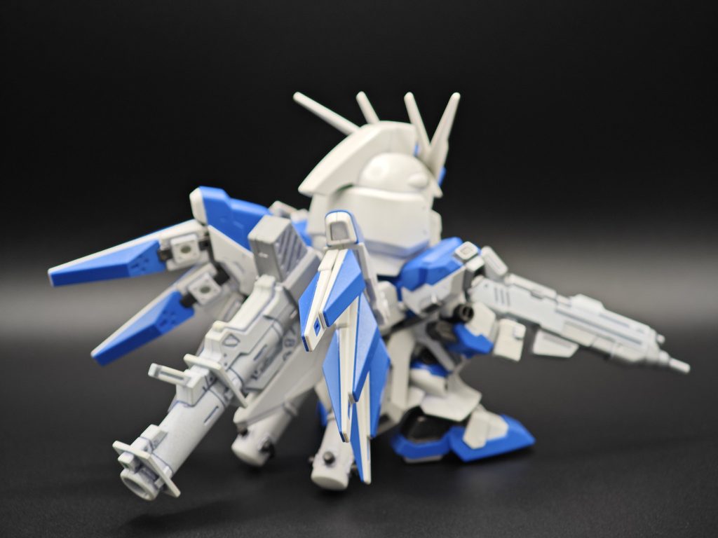 ファンネルは左右それぞれ一番上が設定通りに展開可能で下の2つはギミックがオミットされたイミテ仕様です、やった奴がいるかは分かりませんが取り付け軸は同一なのでファンネルを6基集めれば全部展開も可能だと思われます。射出再現のパーツも付いてたと思いますがどっかいきました。あとスタビライザーにバズーカを取り付け可能です。