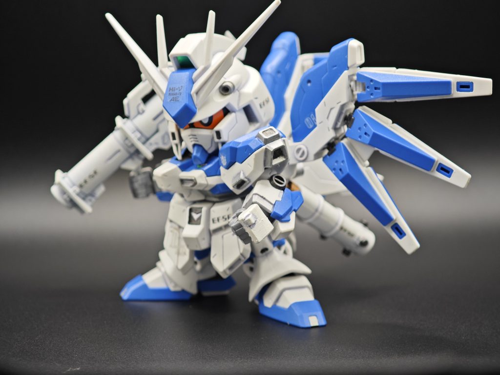 武器はビームライフルとバズーカでこれらは流石に銀１色だったので白サフで塗り分けた感じにしたような気がします。