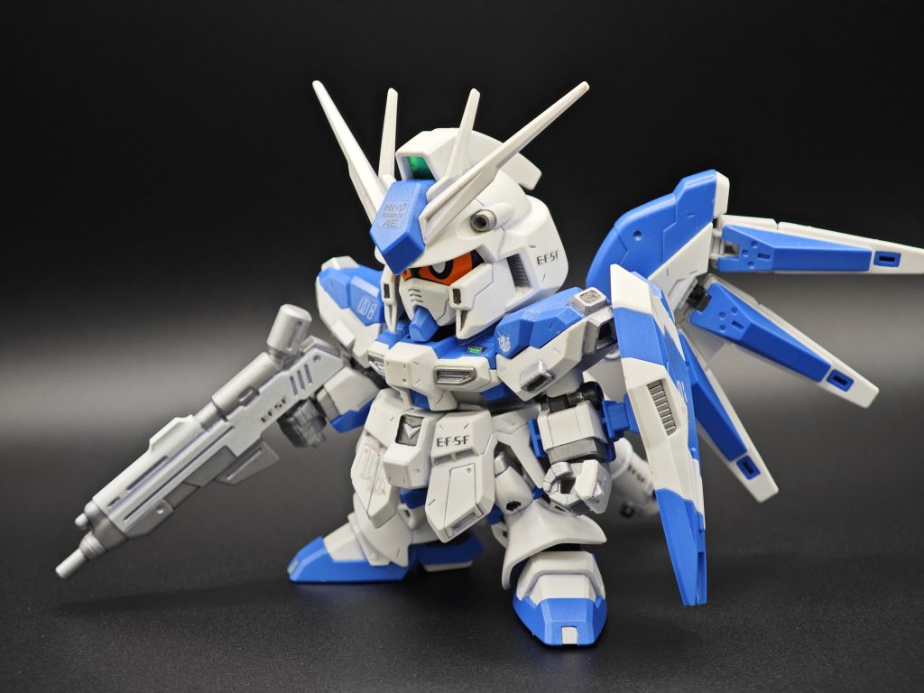 ヘルメット外して瞳部分を反転させると瞳ありの状態にも出来ます、個人的にはSDガンダムにはやっぱり瞳があった方がいいのでこのギミックは好き。さり気なく隈取りの部分が無くなっても目全体が大きくなるようになってるので表情が大分違って見えるのが良いです。