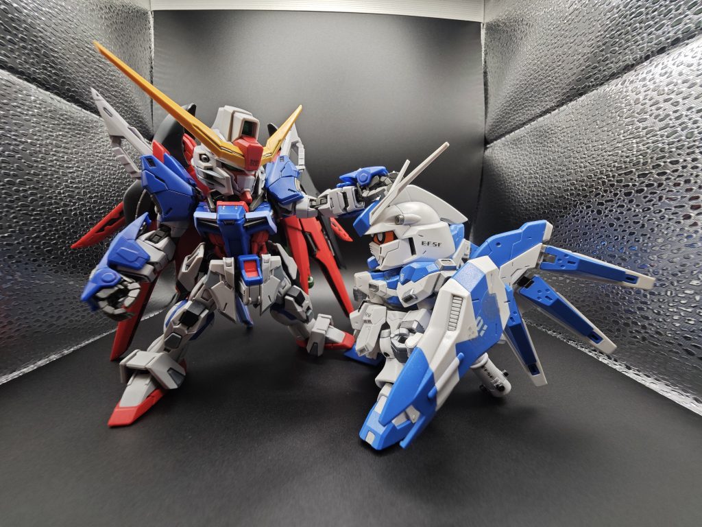 SDМGと比べるとこの位のサイズ差です。価格もコンセプトも違うシリーズではありますがこれははたしてSDといえるのだろうか…カッコよくはあるけど。