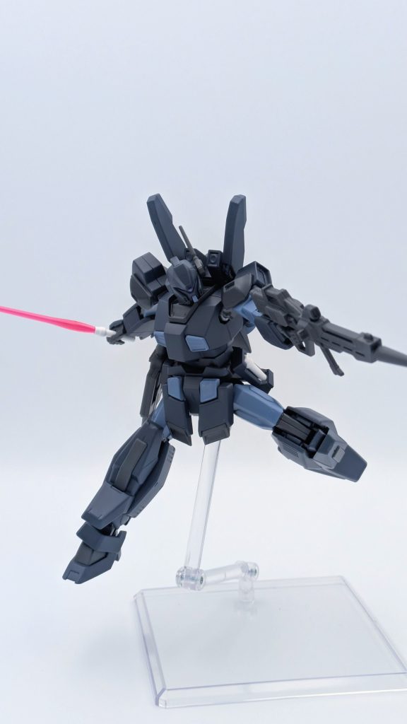 カスタムビームライフル。シナンジュスタインのものを小型・高出力化した武装。出力を変更した打ち分けは出来ないが、その分扱いやすくなっている。