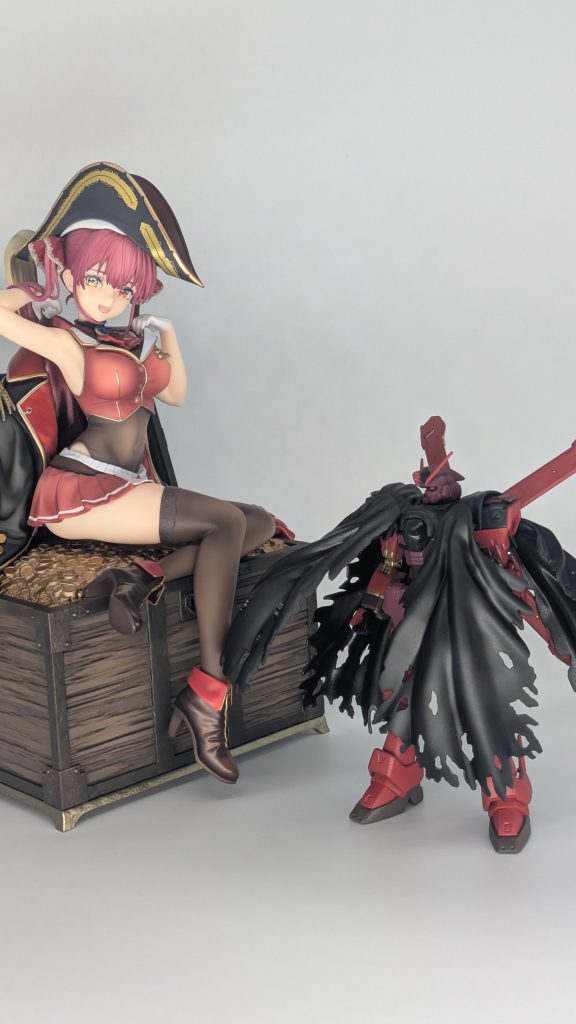 少し前に届いたスケールフィギュアと一緒に。ホロライブとガンダムのコラボは、正直夢物語と思っていましたが、まさかまさか実現するとは…といった気分です。Xでは思った以上にガンダム好きなホロリスが多く反応しているのにも驚きました。もし良ければ👍️やコメント等して頂けると非常に嬉しいです！