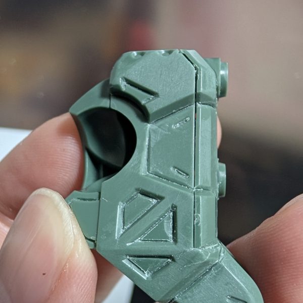 全パーツへのライン掘り直しをずっと続けています✨️些細な変化ですが塗装の時の楽しみになるので頑張りたいです😊皆さんがスジ彫り、ライン掘り直しに使用してるオススメ道具あったら聞きたいです✨️（4枚目）