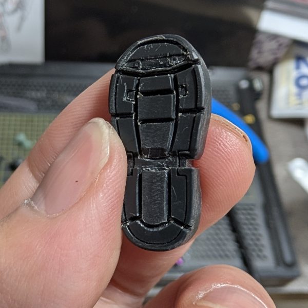 全パーツへのライン掘り直しをずっと続けています✨️些細な変化ですが塗装の時の楽しみになるので頑張りたいです😊皆さんがスジ彫り、ライン掘り直しに使用してるオススメ道具あったら聞きたいです✨️（3枚目）