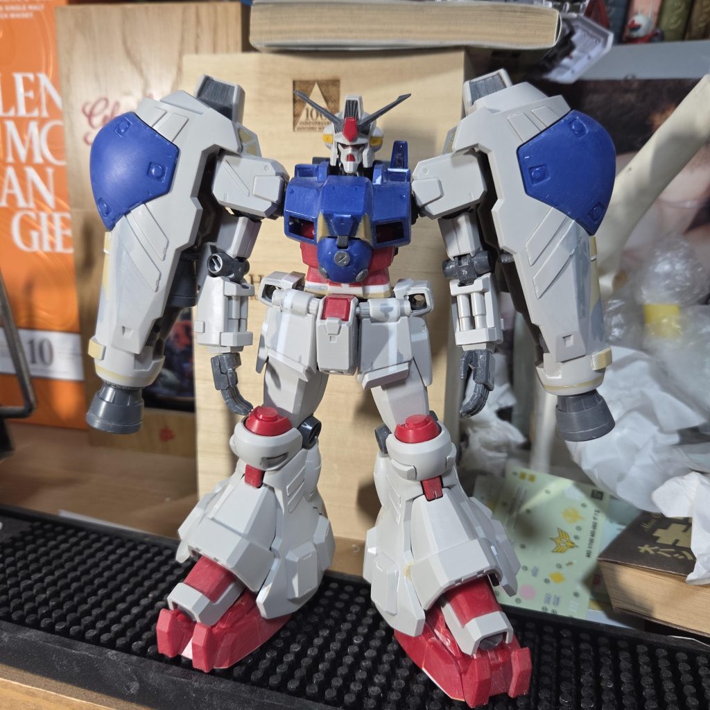 GP02Aって、立体化むずかしかったんだろうなぁって思います。GP01もですが、設定画の線が有機的というか、ぐにゃぐにゃしてますし、可動を考えたときのクリアランスが少なかったりしてますね。 元のデザイナーを陥れる意図はありませんが、この機体の立体化におけるデザインはカトキハジメ氏の腕が成せるものかと思います。 作っていて楽しかったです。 次はどのMSを短足にしようかなぁ。 こんな偏屈なおじさんの投稿を最後までご覧いただいてありがとうございました。