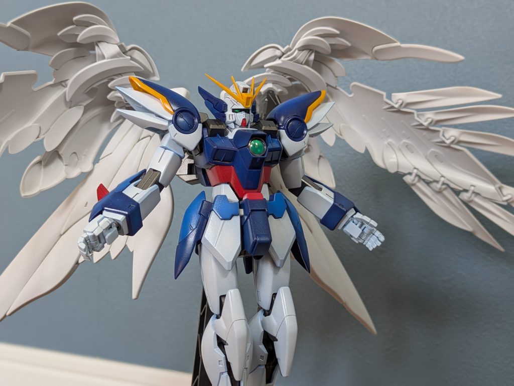 羽根以外の本体を青下地で全塗装しました。白い部分が少しだけ青みがかったグラデーションに見えてたら嬉しいんですがいかがでしょうか💦？青は1色だったのですが色分けで青を2色使ってみました😀羽根はエラストマー樹脂？でしたかね？塗装するのが難しそうな素材だったので成形色にスミ入れ少ししてトップコートしただけです😅