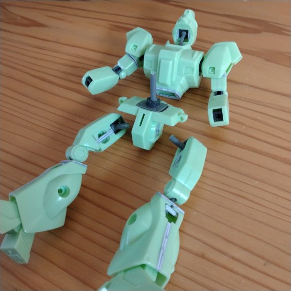 既に可動部の改修はほぼ終わってます。アクシズを押し返すポーズくらいは出来ます☺️肘はボールデンアームアームズに置き換え、ロール軸も追加して初期HGUCのような構造に首、腰、脚の接続をBJ化、胴体の短縮、脚の幅増しでけっこう理想的な立ち姿になりました。…やはり旧キットからしか摂れない栄養がある……最近のHGUCは構造が複雑かつパーツが多いので「組まされてる」感が強くて😔(個人の感想ですヨ)完成度はモチロン高いんですが、組むだけで疲れるしちょっと飽きてくる…ジムⅡが完成したら、しばし旧キットに走ろうかなという感じです。（3枚目）