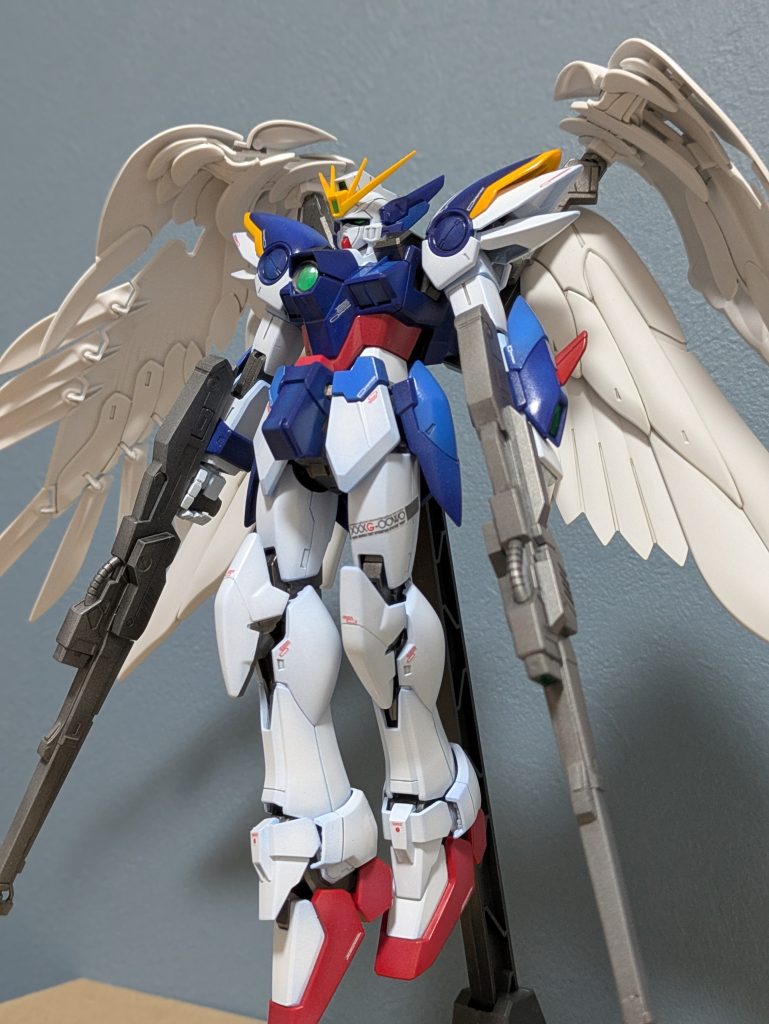 足に寂しさを感じたのでキット付属のデカールを少し貼りました(gundam-kao5)近くで見ると段差が気になるけど段差消しできる技術がありません😭