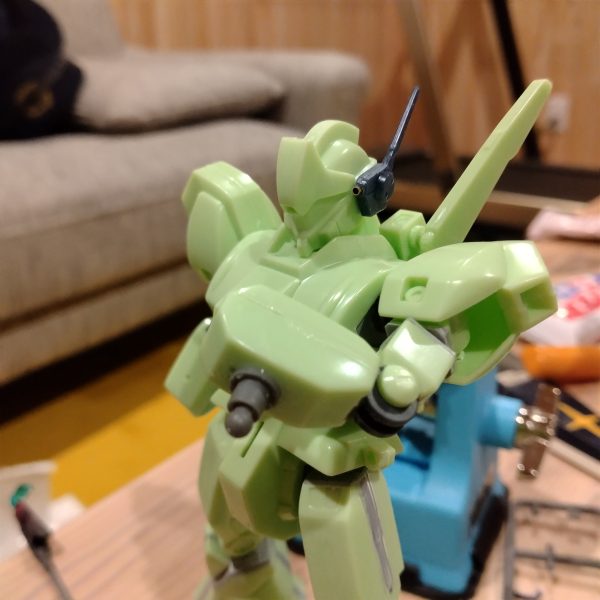 キットのビームライフルは華奢すぎるし、HGUCはマッチョで長すぎる。なのでHGUCの銃身を短くして両方の中間を狙いました。劇中シーンで確認するに、悪くない感じです。でもマガジンに関しては旧キットのサイズ感が正解か…？シールド裏を作ったり、予備マガジン作ったり、バルカンポッドに真鍮パイプ挿したり…etc思いつく度に作業を増やしてしまう悪い癖です。（4枚目）