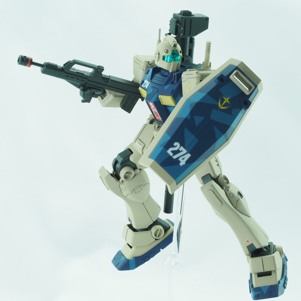 脚はふくらはぎの幅はそのままに、他の部分を幅詰めした事で、スマートさとメリハリの両立したカッコいいラインができたと思います。