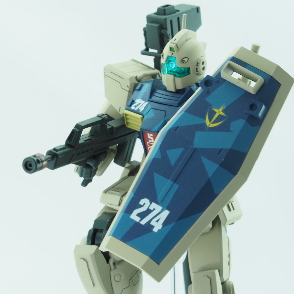 【ジムライフル】先端にオプションとしてコンペンセイターを装備したもの。グリプス戦役で疲弊した連邦軍内では、組織体制を整えるため、人材と物資の確保が急務であった。そうした流れの中、『既存兵器の命中精度を高め、弾薬消費の軽減する』目的で開発された装備である。