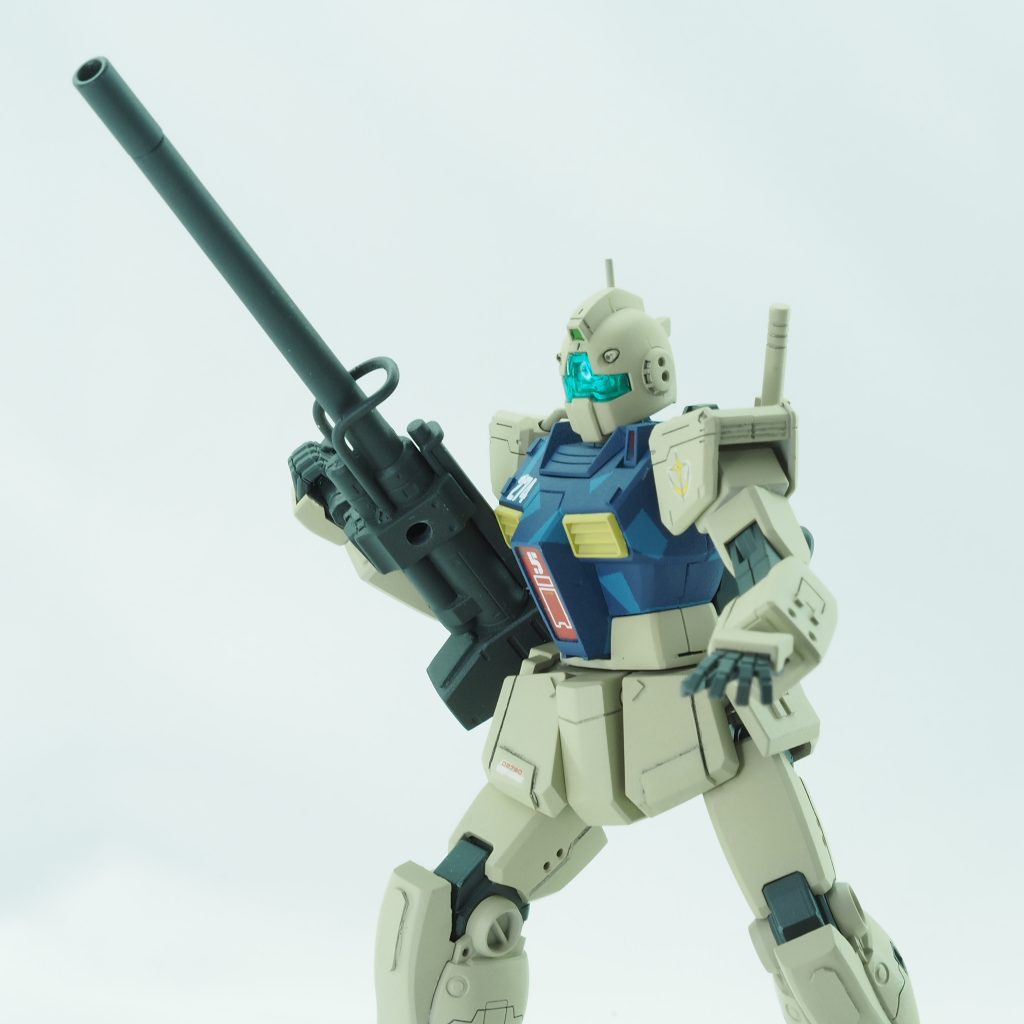 【180mm低反動砲】一年戦争後、大量在庫となったボールの主砲を携帯火器として改修したもの。パイロット達からはそのまま「ボール砲」と呼ばれる。ボールでも安定して射撃可能な反動軽減機構の恩恵により、そこそこの射程と高威力、取り回しも良好な汎用兵器に昇華している。陸戦型ガンダム等が用いたフルサイズの180mmキャノンに弾速や威力こそ劣るものの、現場の評価は上々である。