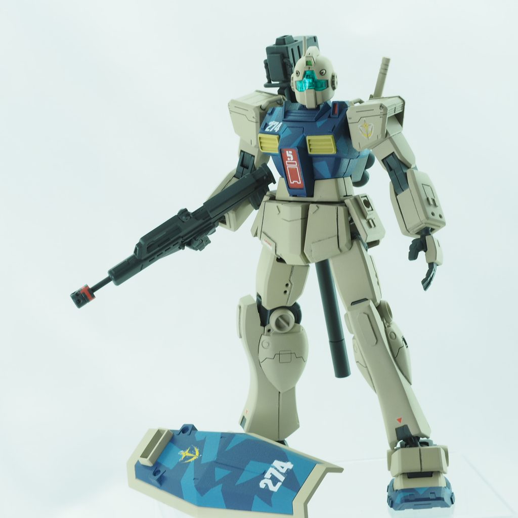 主なプロポーション変更箇所首→1mm延長胴→2mm延長肩→ガンダムG30thに脚→膝短縮、脛1mm幅詰め、股を1mm下へ足→アンクルガードをHGUCジムにポテっとした感じが緩和できたと思います。