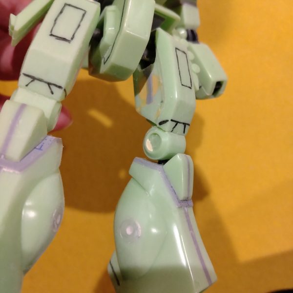 合わせ目の処理がだいたい終わりました。無理くり幅増した部分もパテで何とか成形できました☺️MSハンドを使う予定ですが、けっこうハイディテールなので浮かないように、箱絵を参考に少しスジボリしようと思います。いちいち組む必要もないんですが、立ち姿がカッコよくてつい…笑（2枚目）