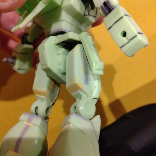 合わせ目の処理がだいたい終わりました。無理くり幅増した部分もパテで何とか成形できました☺️MSハンドを使う予定ですが、けっこうハイディテールなので浮かないように、箱絵を参考に少しスジボリしようと思います。いちいち組む必要もないんですが、立ち姿がカッコよくてつい…笑（3枚目）