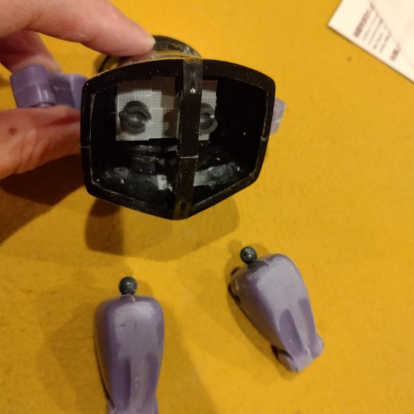 こんなのにも手を出しました。モノアイを新造、肩を後ハメ可動はまぁいいかということで、ファーストキットの改造でよくみる接続方法にしてみました。（2枚目）