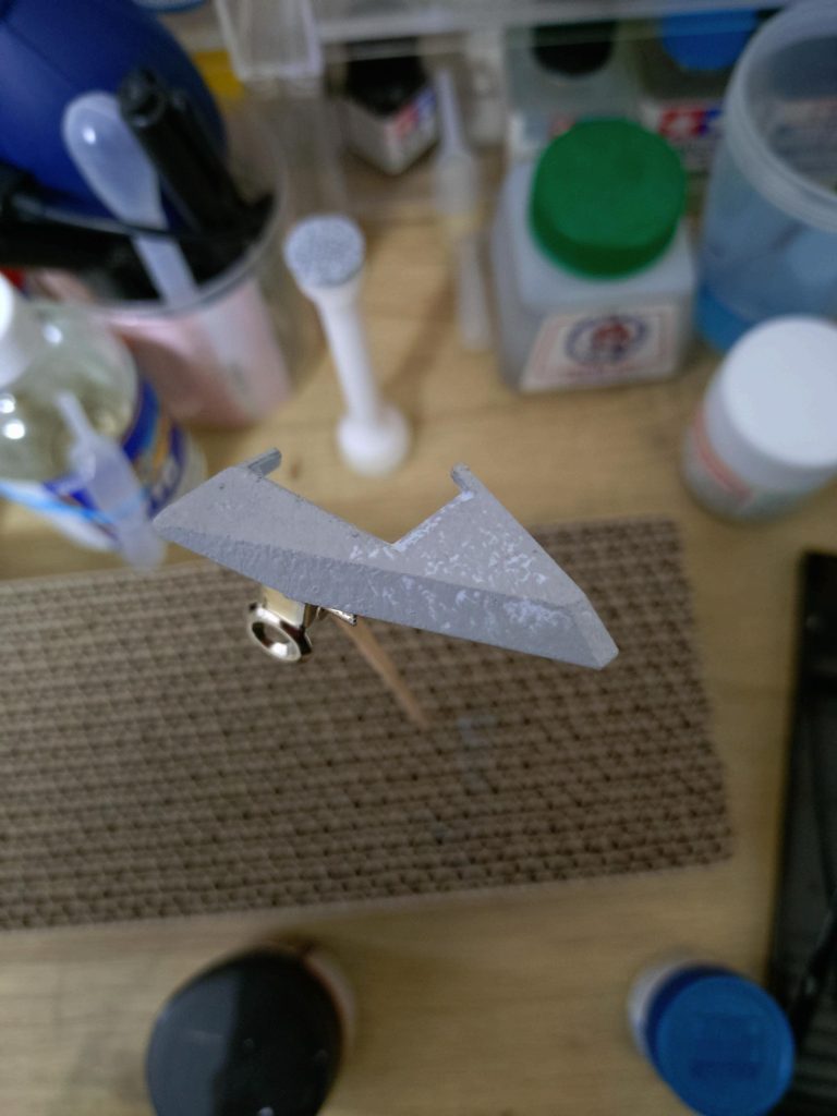 灰サーフェイサー500（1000じゃダメ）をスポンジで叩きながら荒い表面にするであります