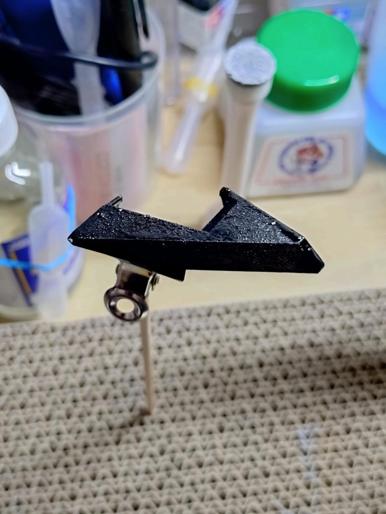 メタリック系は黒と相性が良いと聞いたので、黒サフを更に塗り