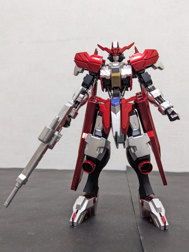 新作映画公開直前記念🎊‼️まずは正面。いやぁ〜それにしても、令和の世によもやアギトの続編が観られることになるとは😆‼️個人的に「栄光の7人ライダー」と同等に好きな作品だけに、喜びもひとしお、もはや感涙😭レベルです‼️おっと😝‼️ここはGUNSTAなのでアギトのことばっかじゃなく、キットの話しないと😅。鉄血は未見ですが、たまたま店頭で見かけて「悪役なんだろうけど、主役風に仕上げたら、かなりカッコ良くなりそう‼️」と思って衝動買い。「さて、どんな感じにすっかな🤔❓」と考えた挙句、機体に漂う「ツワモノ感、達人感」が「何か、アギトに通じるものがあるな💡」と思いつき、「どーせなら、最強形態で行っとけ😆‼️」ってことで、シャイニングフォームをモチーフに仕上げることと相成りました😉‼️