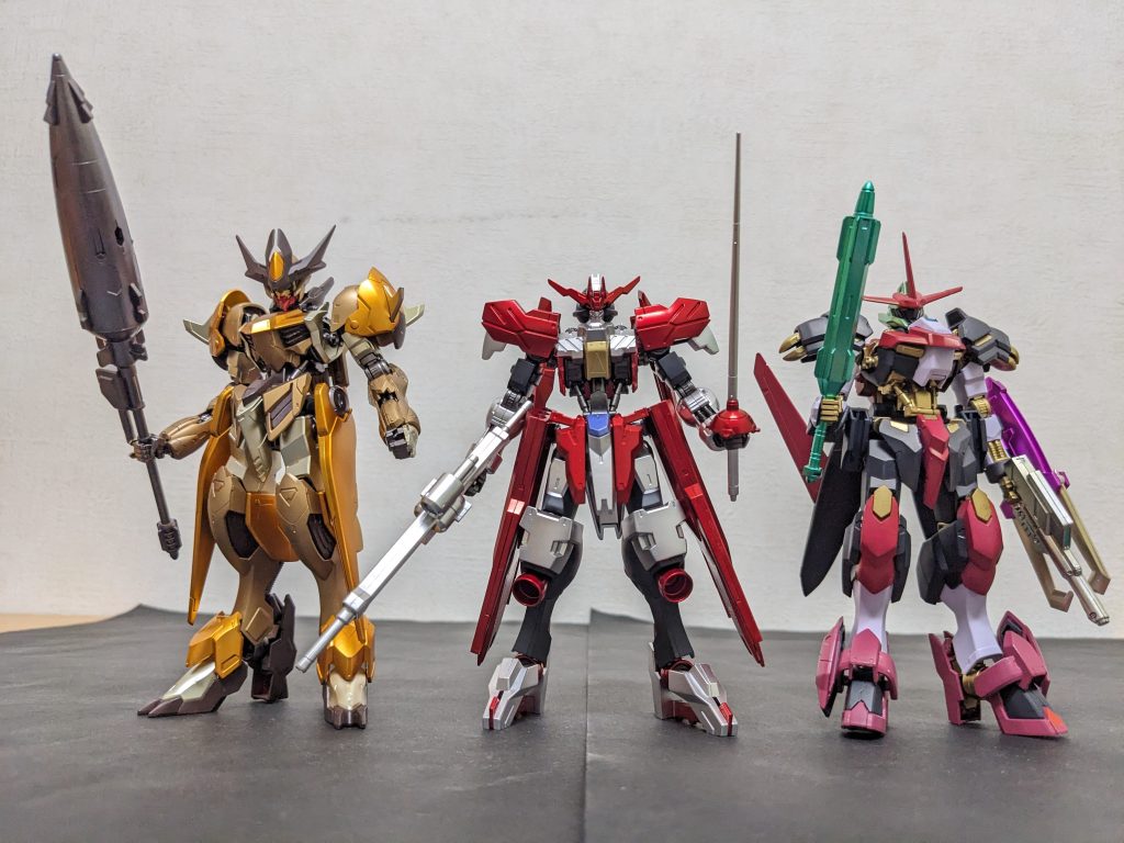 我が家の鉄血系集合‼️作品観たことも無いクセにもはや3つめ😅。けど、胸部と腰部の接続がフレームだけとか、他のガンプラと違って新鮮かつ刺激的で良いですね👍‼️しかし、宇宙世紀モチーフならいざ知らず、BanG Dream!やらライダーやら、ネタ元はホント節操ないなぁ💦