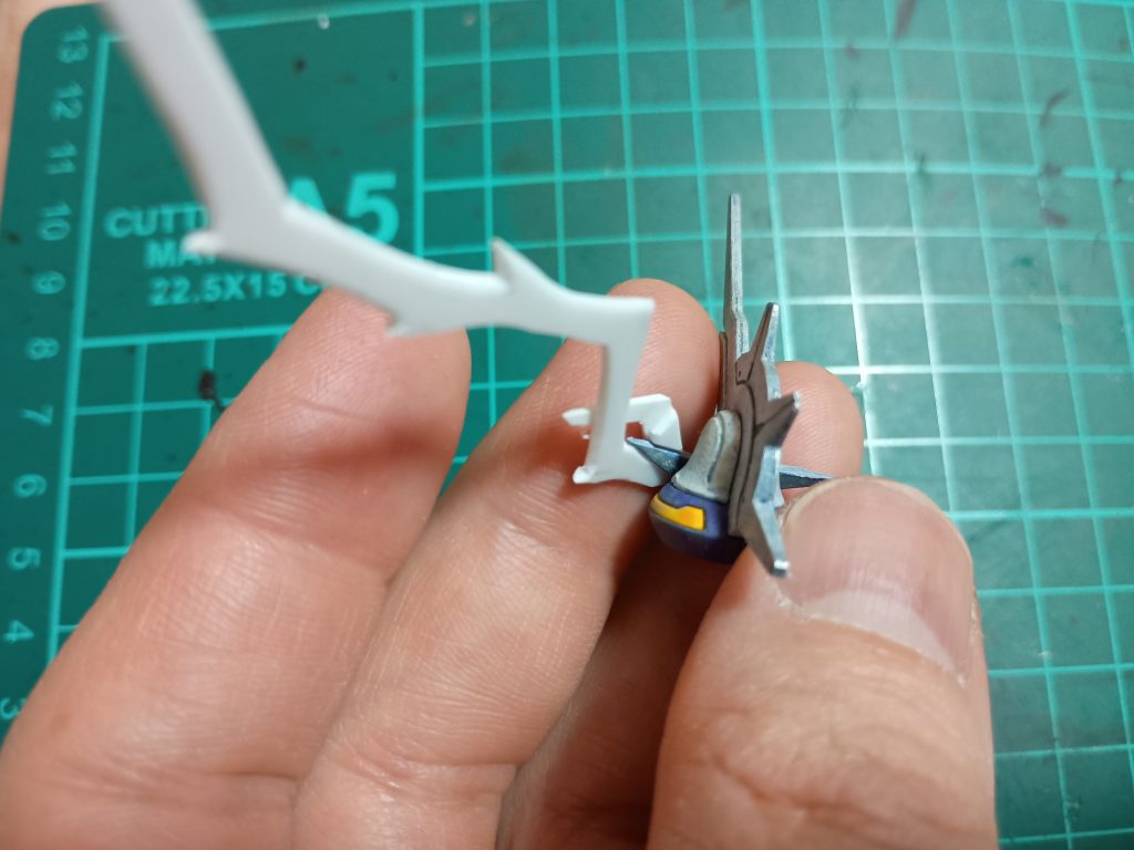 なんかね、アンテナに接着しちゃうのが安定択だと思うんだけどさ、俺ブンドド派なのよ。なのでアンテナの形にフィットするようにして脱着式にしました。