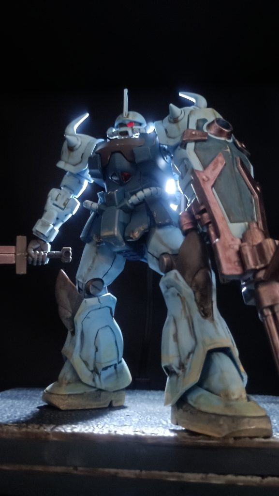 登場時の逆光ショットを意識して。武装はヘビーガンメタリックで塗装ツヤ消しトップコート後にウェザリングを施しました。