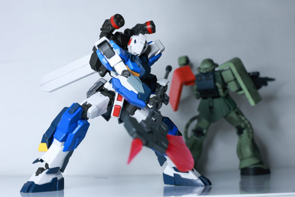 スタンダードアーマーをベースにアーマーを取り除いたり、ライトアーマーのものに換えたりして、“スタンダードアーマーよりは軽装だがライトアーマーより重厚”という当初の設計通りに進めることができました。塗装はガンダムタイプと合わせて青系で仕上げました。