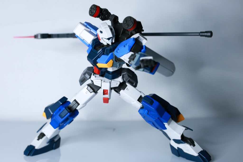 サブ武装として、両肩部にミサイルランチャーを装備敵陣に突入する際の撹乱に用いられる。