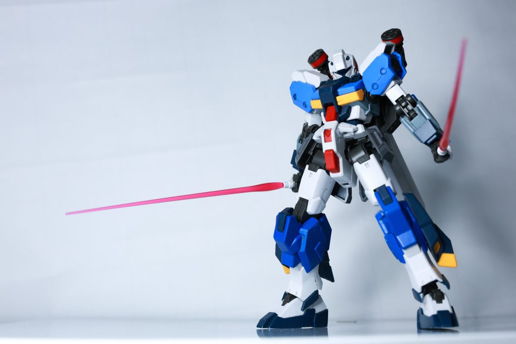 予備として腰部にビームサーベルを2本装備。ビームハルバードを失っても、ある程度の近接戦闘を行える。