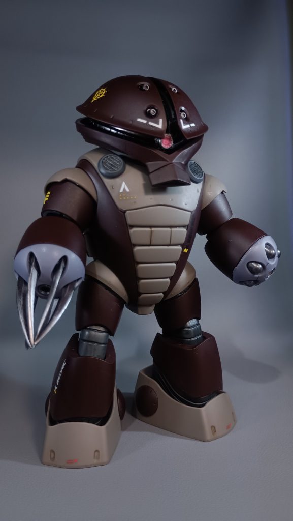 一年戦争の地上戦ＭＳであり、思いっきり汚したくなるところですが、今回はキレイめを心がけました。よく踏みとどまった(gundam-kao10)胸のＡぽいマークはアッガイのイニシャルのつもりですが、洋服の青山にしか見えません(zaku-kao4)