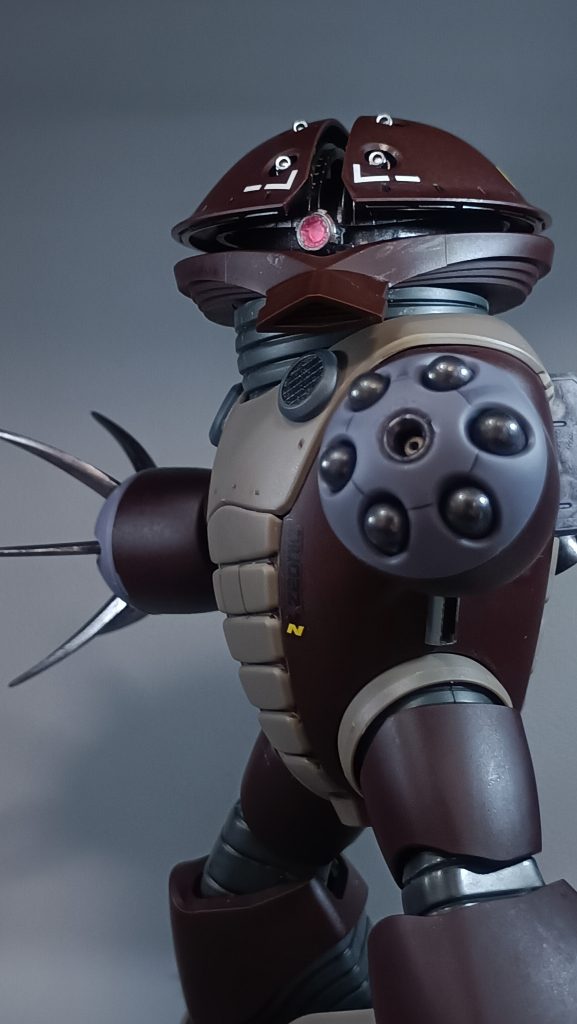 首のパーツは思ったより上下に伸びて、亀の首を想起させますね。