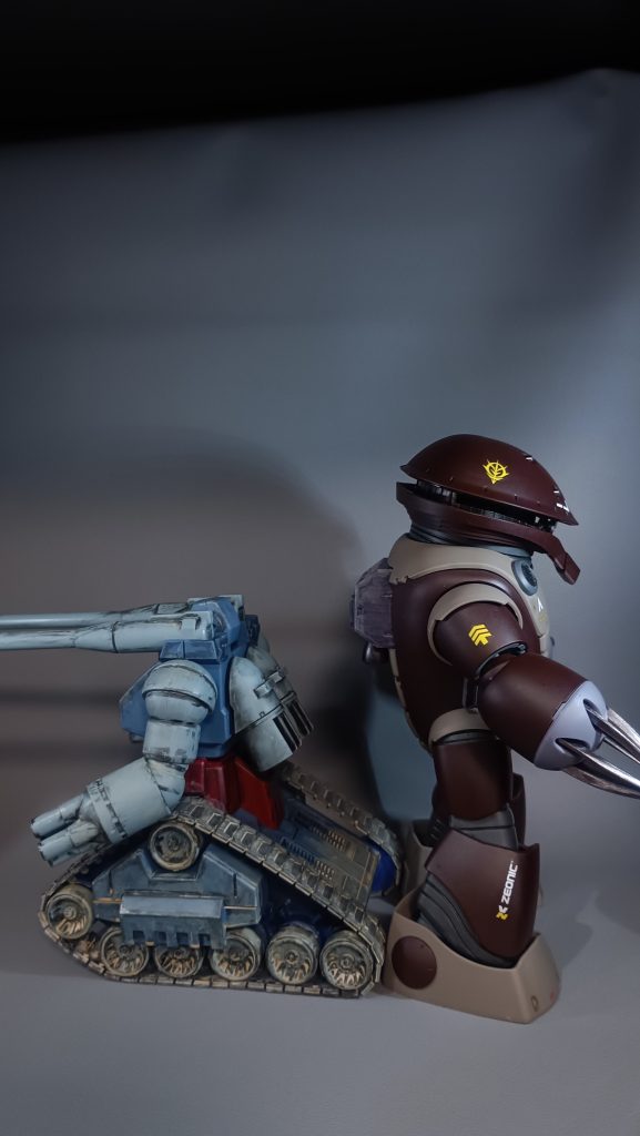 組んでみると意外にデカく、ガンタンクと並べてもこのデカさ(zaku-kao2)