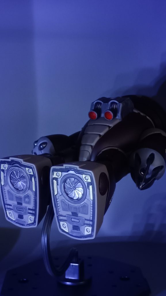 でかいスクリューがあるのでこんな泳ぎ方でしょう！たぶん