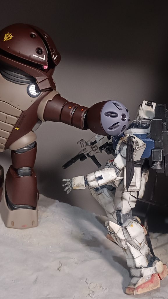 続けざまクローを収納した腕部でコクピットに一撃！