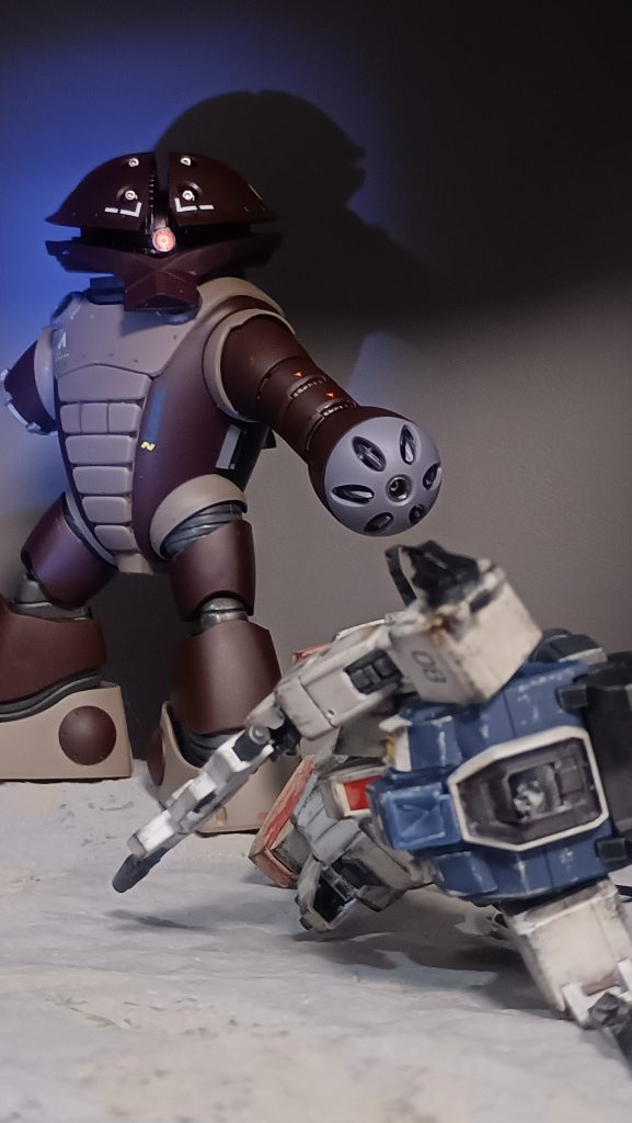 たまらず倒れ込み、パイロットのカレンは気絶。多分宇宙世紀史上最強のアッガイでは？