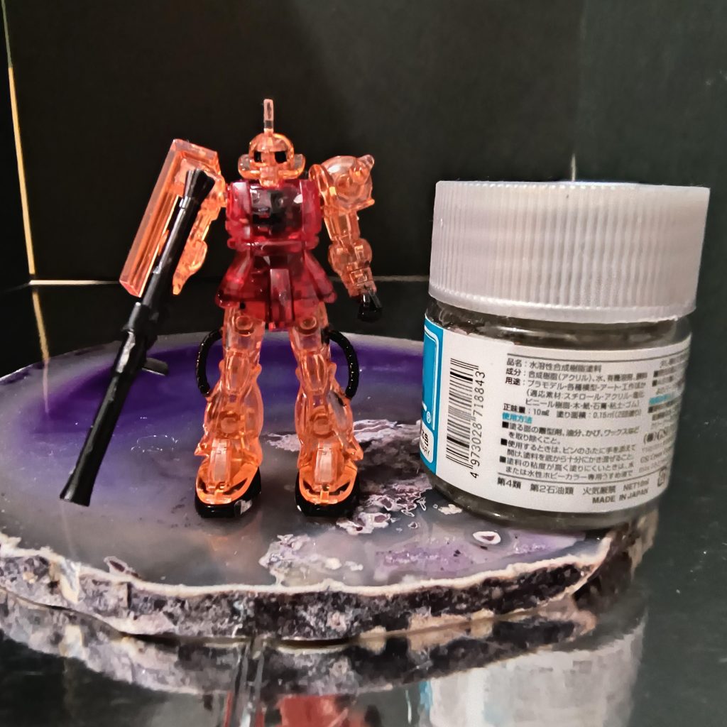 小さーい(zaku-kao5)左手やパイプなどはピンクだったので黒くしました