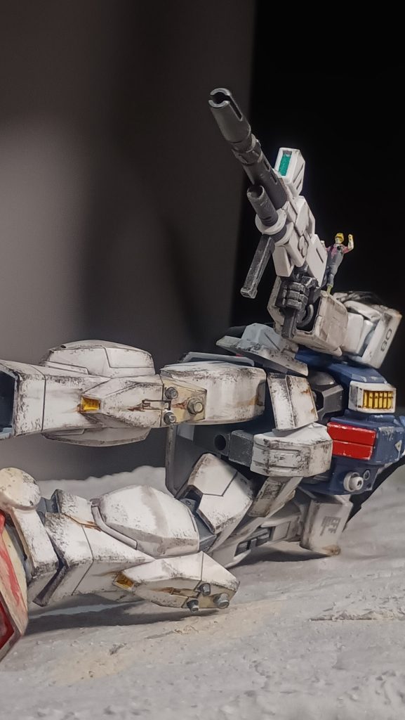 気絶したカレンを起こすと、モニターとスコープを失った機体によじ登ります。『時間が無い、指示通りやれ。オレが照準になる！』