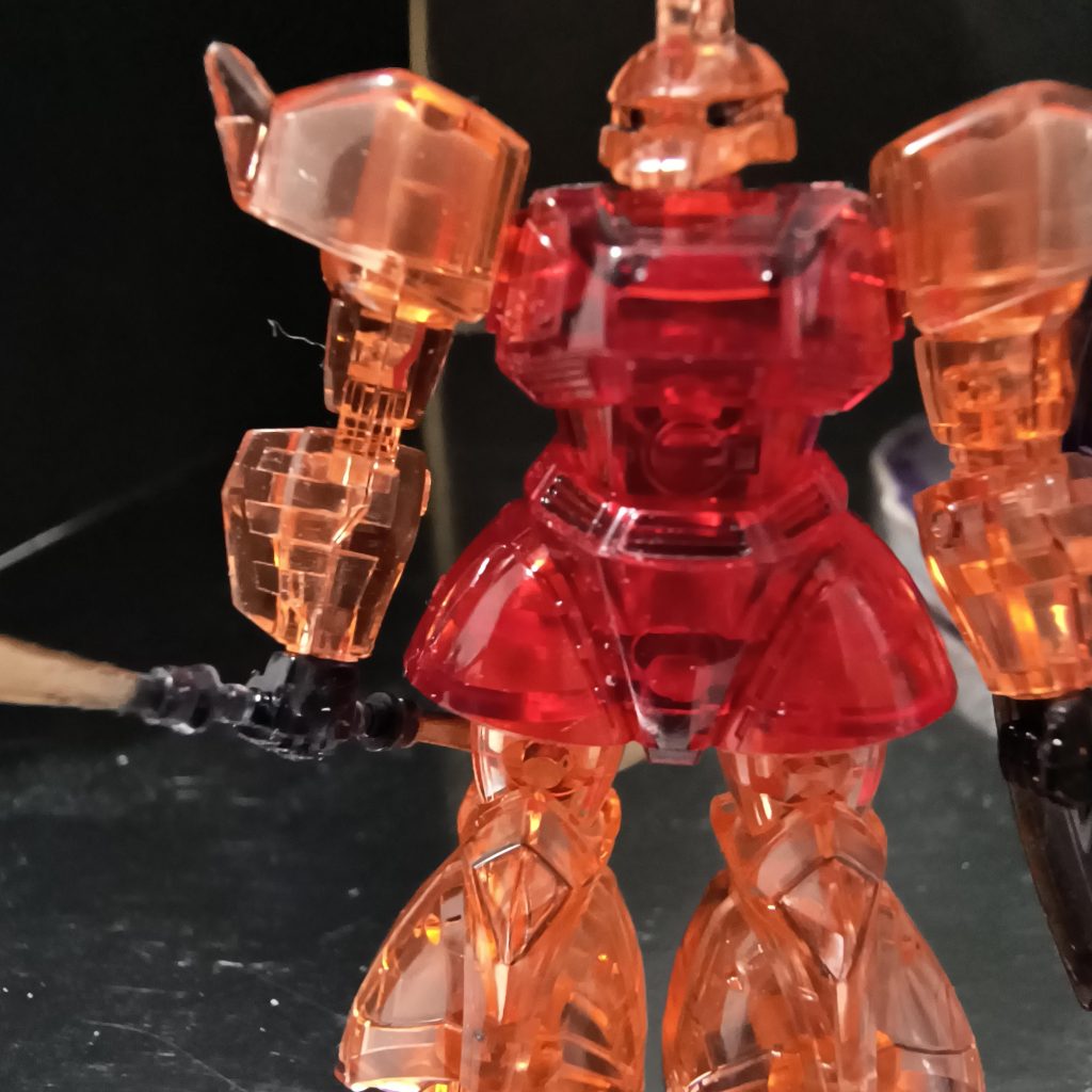 モノアイとその周辺を塗っております