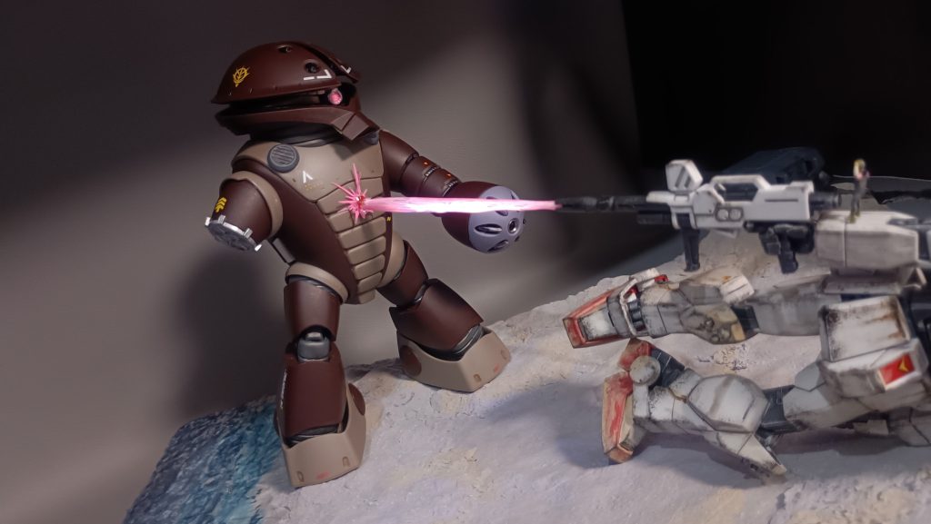 ビームエフェクトはビームサーベルより作成。サーベルを白で塗り、クリアレジンでコート。レジン部を蛍光ピンクで塗り、ブラックライトで光らせてみました。