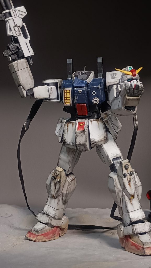 最後は手を振ってサヨナラです。アッガイを手に入れたときに、軽い気持ちでやってみようと思いましたが。陸ガンのダメージ表現、エフェクト作成、エレドア塗装、ジオラマ作成など大変すぎましたw最後までご覧いただきありがとうございました。