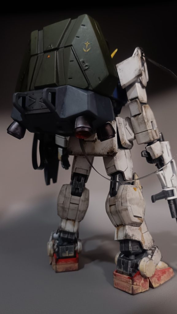 空挺降下のため、パラシュートパック装備です。Ｅｚ８より拝借。規格が共通で汎用性が高いですね。大型装備ですが、なんとか自立できます。