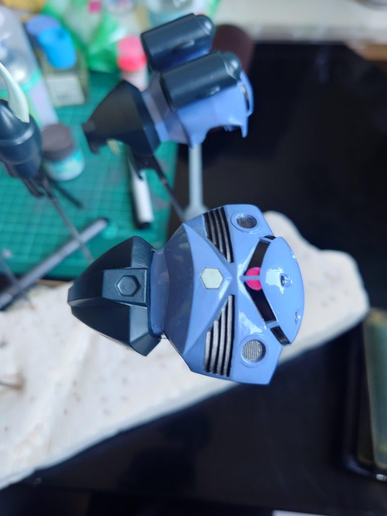 ツヤッツヤの顔面モノアイは蛍光ピンクで塗装