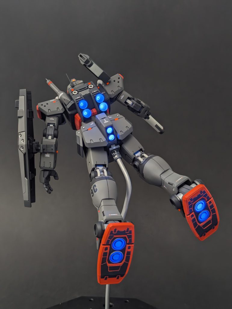 そして蛍光塗料による発光✨センサー、バイザー、各所レッドポイント、バーニアに蛍光塗料を使用しています(gandam-hand2)何故ブルーを多用しているかというと、バイクのメーター部がブルーに光るから(gundam-kao2)頭部センサーはウィンカーモチーフでオレンジに(gundam-kao6)