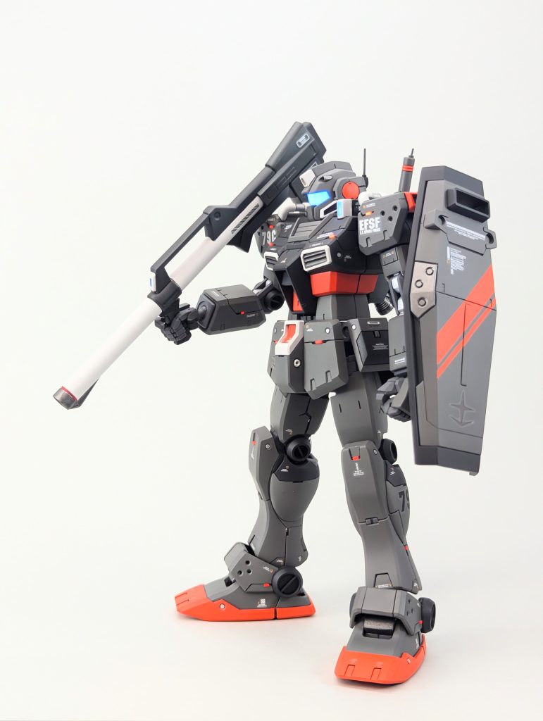 簡単にポージングシールドは元がちょっと大きかったので、サイドのフチを削り、若干スマートに見えるように改修してます。