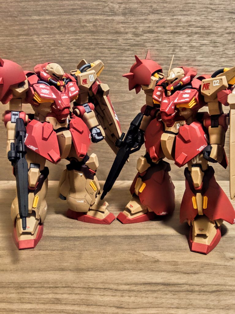 というわけで、並べてみましょう。「感無量」もともと大型のモビルスーツなので、2つ並ぶとボリューム感が凄まじく大満足です。今回はF01とF02でナンバーデカールを貼っていますが、何号機、何番機、みたいな貼りわけも楽しそう。とはいえ、それをさせてもらえるほど売ってなくて、見つけたときはきっと金欠のときなんですよね(笑)。しかしカラーリングの違いもそうですし、リフティングフレアもそうですが、本当にこれだけで一気にジオンチックに見えます。頭がそうだからって言うのもありますが、ギラドーガからこれに向かっていったとして、やっぱりF01型の足はちょっと連邦チック。こっちの方がちゃんと正常進化してきました感がありますね(笑)。