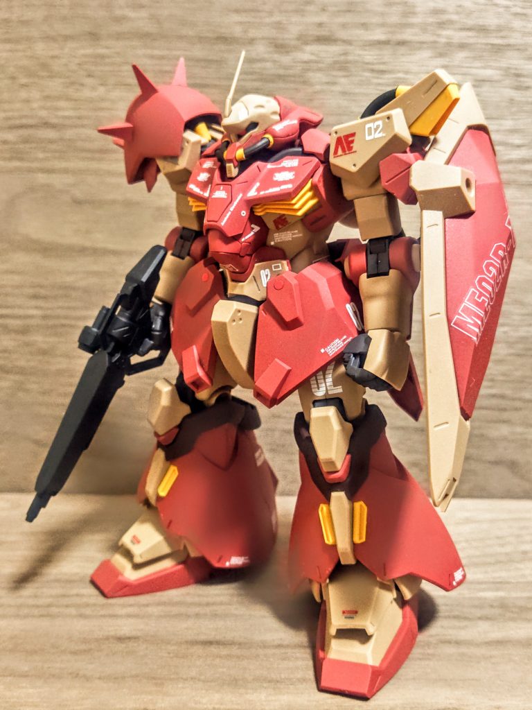 やっぱりこれですよね。ロッテのトッポなみの安定感抜群の丸み。ほぼほぼ前回のF01と同じように見えるように、可能な限りデカールを揃えています。いやぁ、たまりません。やっとこさ見つかりましたよ。とはいえやはり目を引くのは足です。今回のF02型はリフティングフレア装備型とのこと。ようはスカート付き、みたいなもんでしょうかね。フォルムはもちろん、この赤が増えたカラーリングもまた良いです。赤の割合が増えれば増えるほど謎の安心感(笑)。