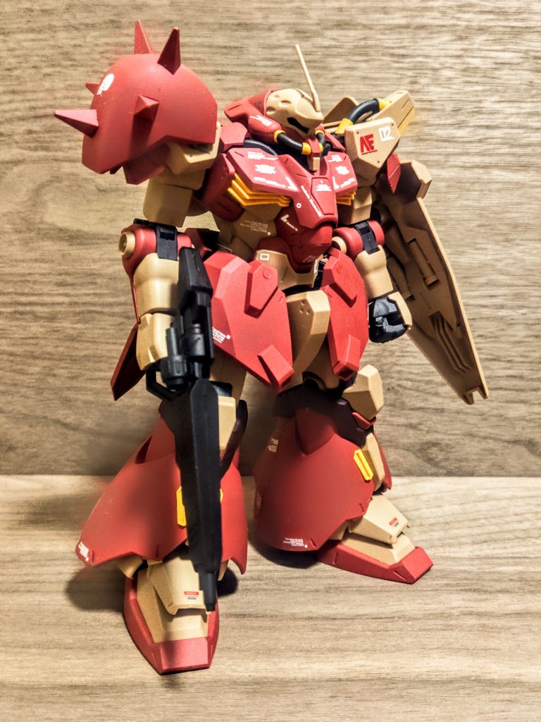 全体のカラーリングはF01と同じで、それだけにやはり量産機というものの魅力が詰まっています。もう一機欲しいんですがね、ツーマンセルもまぁ、まぁ今は良いでしょう。それが買えるまでは角付きにしておきます。この角付きですが、それだけで隊長機になる、素晴らしいアイコンだと思います。私がこのモビルスーツにハマっているのは、当然見た目、そして大きさもですが、陸戦型ジムに通じるこのカラーリング。これだけで精密感や、作りこんだ感が出てくれるんです。本当良い色なんですよ、嬉しくなりますね。